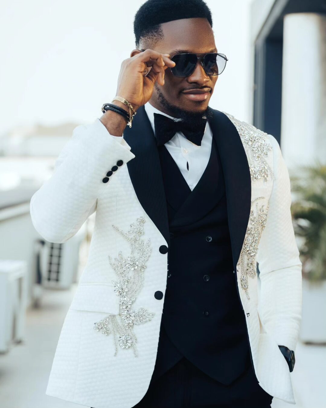 Classic Contrast White Tuxedo Jacket with Black Accents for Timeless Elegance Men