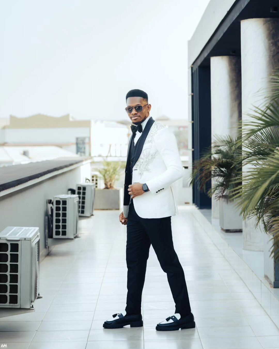 Classic Contrast White Tuxedo Jacket with Black Accents for Timeless Elegance Men